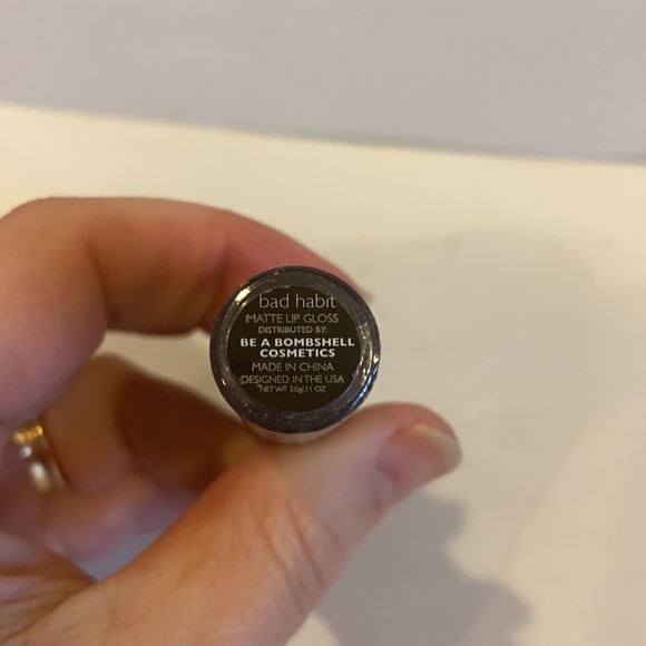 BE A BOMBSHELL Purple Plum Lip Gloss Matte Bad Habit 0.11oz NIP $15 - Picture 3 of 5